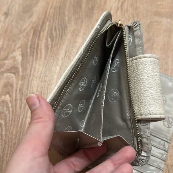 ADRIENNE VITTADINI | Off White Leather Wallet - Picture 5 of 6
